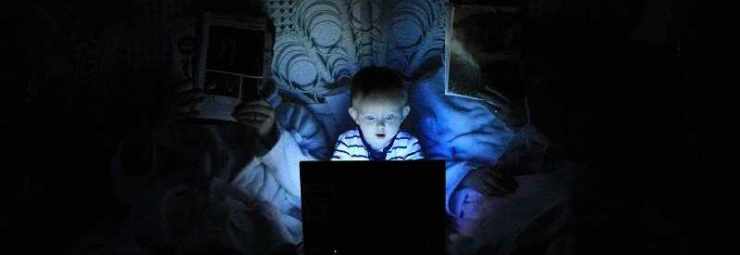 تأثير استخدام الموبايل قبل النوم على الأطفال
