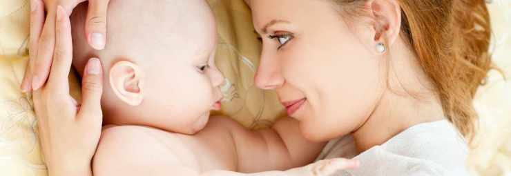 تواصل الأم مع الطفل بعمر ثمانية أشهر حتى السنة