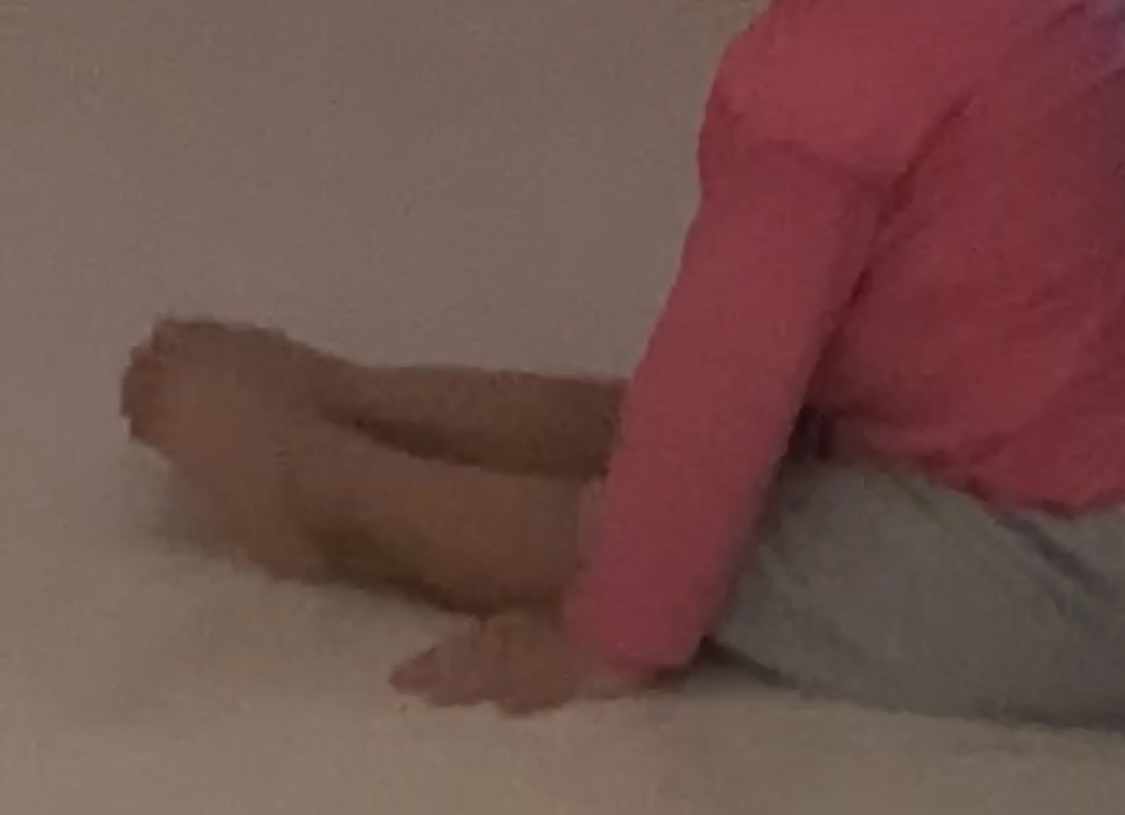 ابنتي تضع يديها بجانب فخذيها وتشد رجليها للامام
