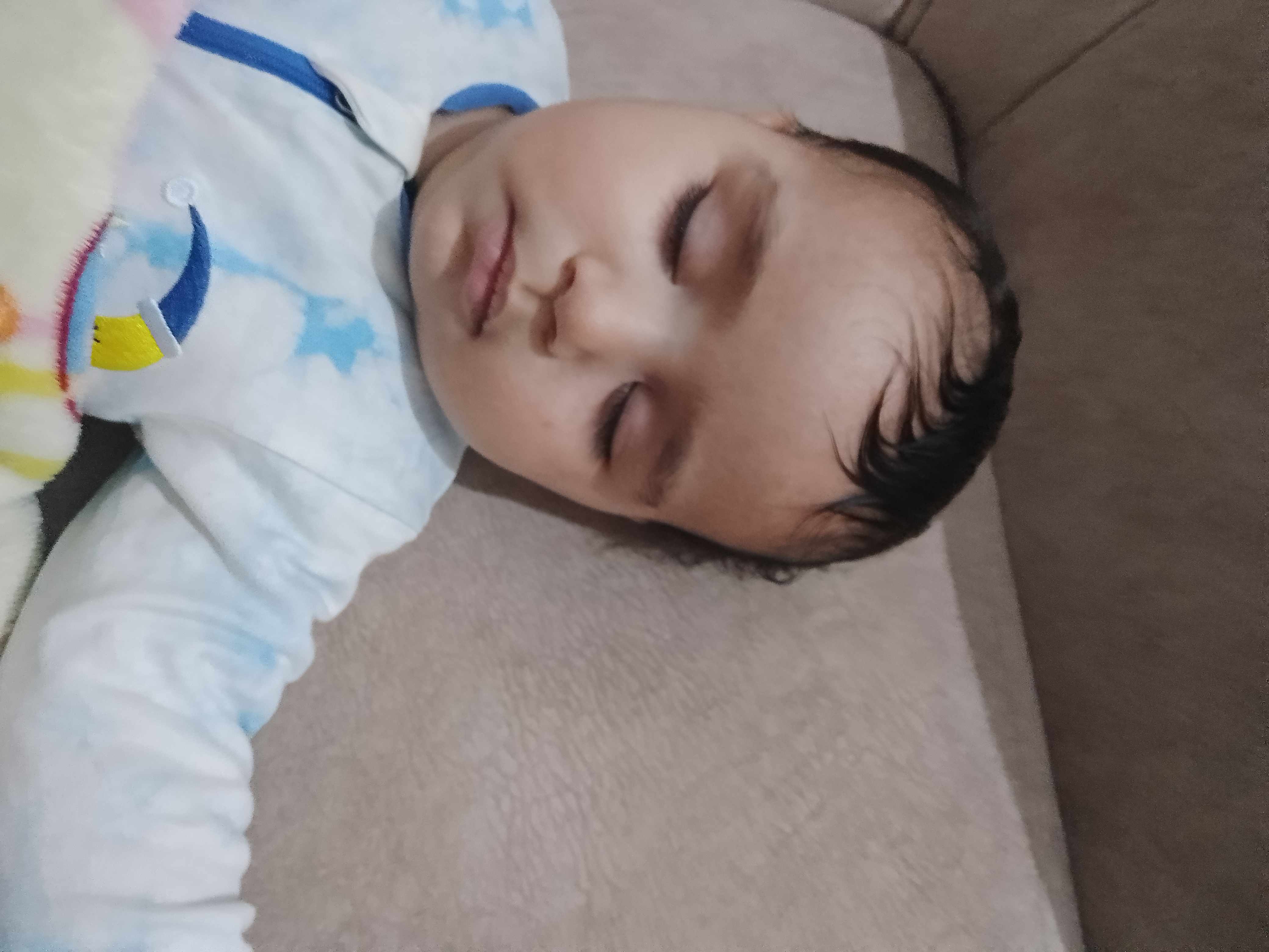 هل راس ابني طبيعي؟