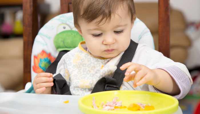 10 أطعمة لا تعطى للطفل الرضيع