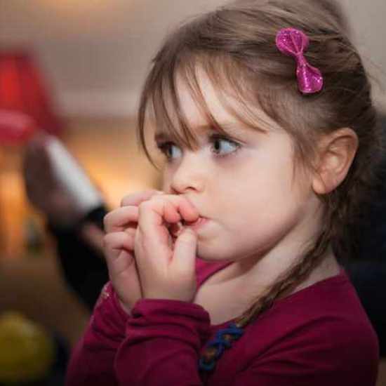 علاج قضم الأظافر عند الأطفال