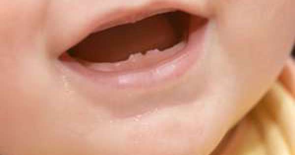 آلام التسنين هل يسبب ظهور الأسنان الألم للطفل الرضيع
